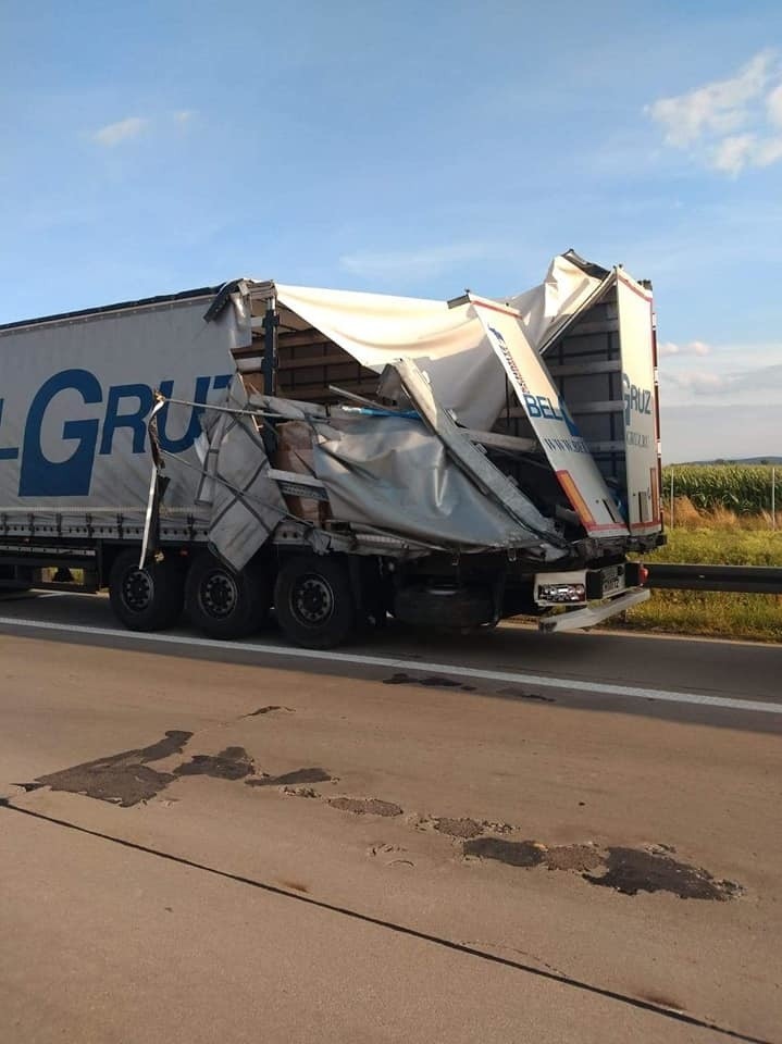 Wypadek 3 aut na autostradzie A4 pod Wrocławiem. Droga zablokowana, potężne korki