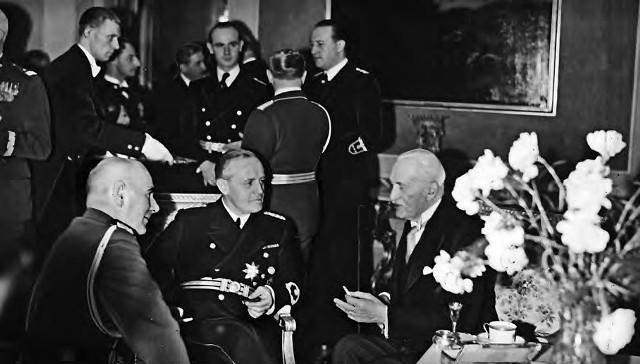 Prezydent RP Ignacy Mościcki (z prawej) w rozmowie z ministrem Joachimem von Ribbentropem (w środku) i marszałkiemEdwardem Śmigłym-Rydzem podczas przyjęcia wydanego na Zamku Królewskim. Styczeń 1939 r.