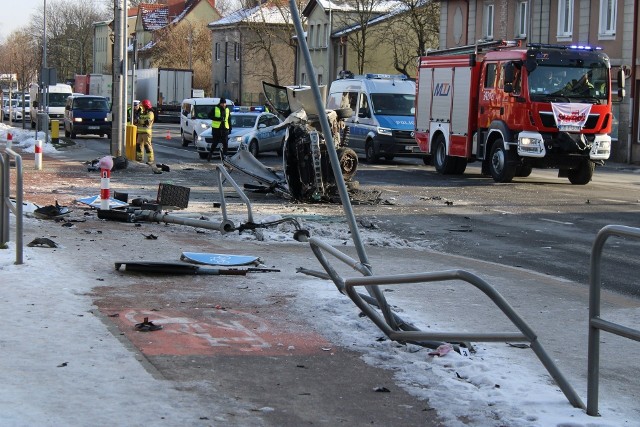 Do wypadku doszło 9 lutego o godz. 9 u zbiegu ulic Szczecińskiej i Małcużyńskiego. 73-letni kierujący toyotą – jadący w kierunku centrum miasta - z nieustalonych przyczyn zjechał na przeciwległe pasy ruchu, następnie wjechał na chodnik i uderzył w 76-letnią pieszą.