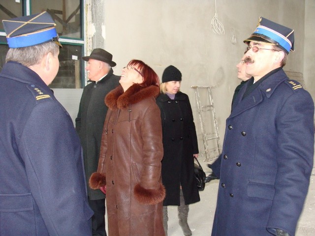 Na budowie komendy straży pożarnej gościła wojewoda Helena Hatka