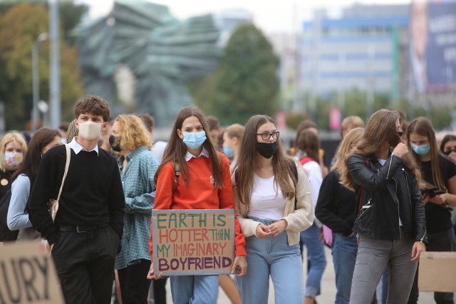 Młodzieżowy Strajk Klimatyczny w Katowicach.Zobacz kolejne zdjęcia. Przesuwaj zdjęcia w prawo - naciśnij strzałkę lub przycisk NASTĘPNE