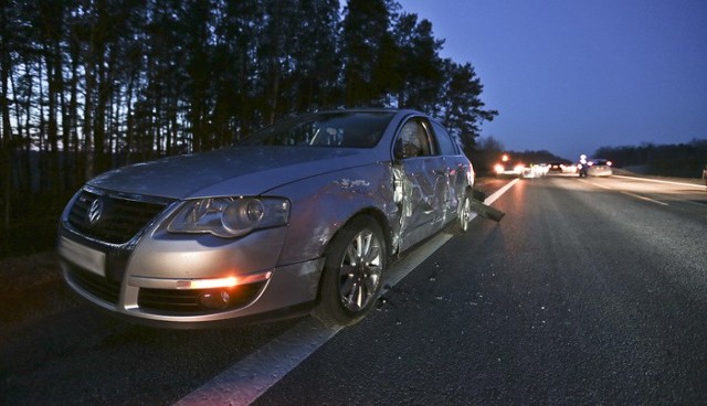 Do potrójnej kraksy doszło w sobotę 2 stycznia. Kierowca bmw najprawdopodobniej zasnął za kierownicą i uderzył w passata oraz skodę.Do zderzenia doszło na S3 pod Sulechowem, na prostym odcinku drogi tuż koło zwężenia z powodu budowy nowej nitki trasy. Na miejsce zderzenia szybko dotarła zielonogórska drogówka.Ze wstępnych ustaleń wynika, że kierowca bmw najprawdopodobniej zasnął podczas jazdy. Wtedy zjechał na przeciwległy pas ruchu i tam doprowadził do zdarzenia ze skodą, która dodatkowo zderzyła się bokiem z volkswagenem pasatem.Na szczęście nie doszło do "czołówki". Wtedy kraksa mogłaby zakończyć się tragedią...Policjanci wprowadzili na jezdni ruch wahadłowy. Rozbite samochody zostały zabrane z S3 przez pomoc drogową.