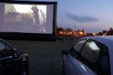 Kino samochodowe w promieniach zachodzącego słońca z fimami Honorowego Obywatela Miasta. Takie historie tylko w Pińczowie [ZDJĘCIA] 