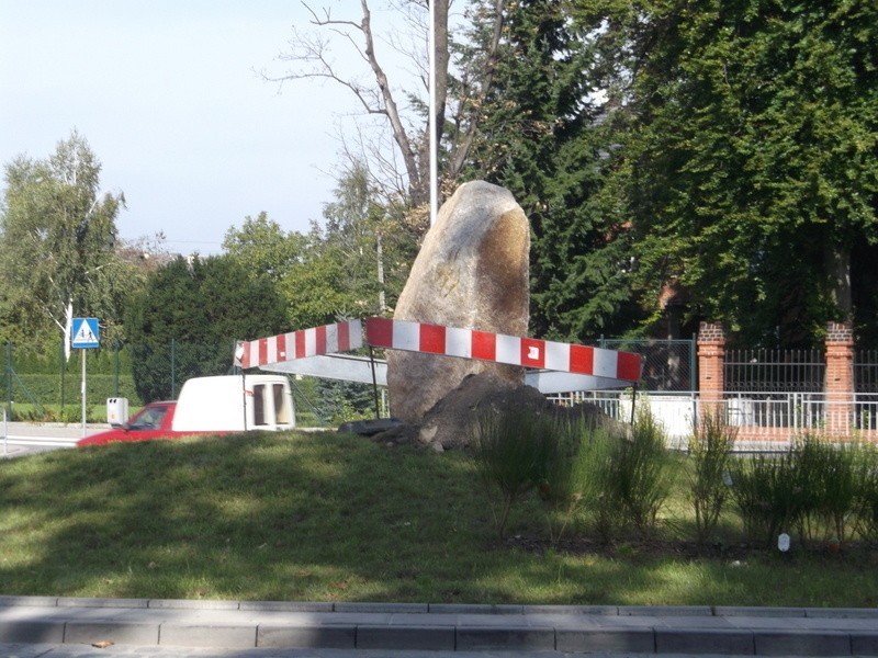 Wrocław: Pomnik na 700-lecie Kleciny już stoi. W piątek zamontują litery (ZDJĘCIA)