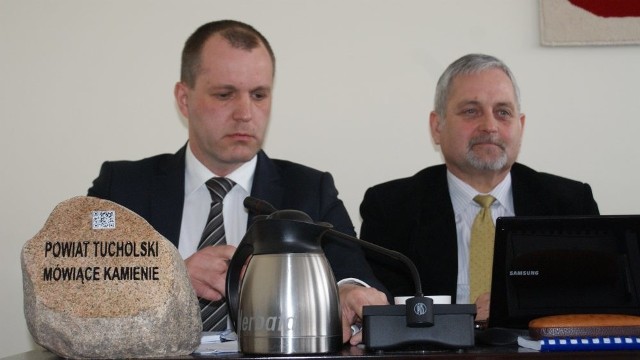 Wojciech Kociński (z lewej) zaprezentował miniaturowe modele kamieni. Obok Zbigniew Grugel, wiceprzewodniczący Rady Powiatu.