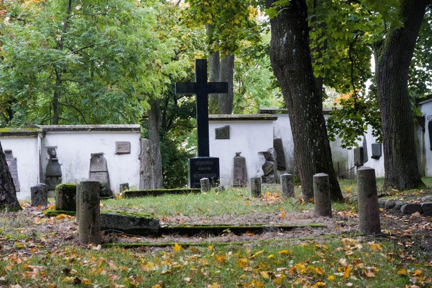 W głębi krzyż z nazwiskiem Hasbach