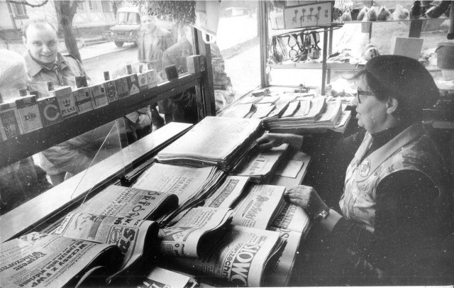 W latach PRL popularne były w kioskach ruchowskuch tak zwane teczki gazetowe, gdzie codziennie sprzedawczynie odkładały stałym klientom komplety ustalonych wcześniej tytułów prasowych. 
