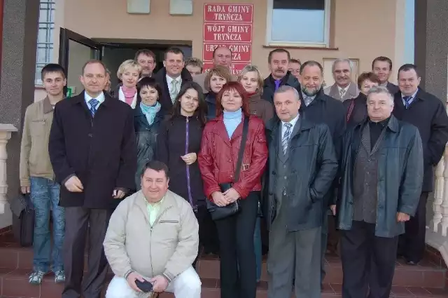 Dla gości z Ukrainy miłą pamiątką są wspólne zdjęcia z przedstawicielami gminy Tryńcza