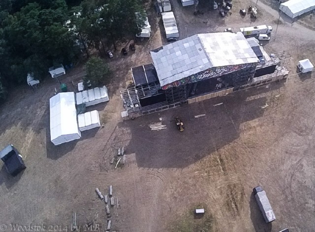 Widok na woodstockową scenę z drona.