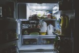 Przechowywanie żywności w lodówce. Jak bezpiecznie rozmrozić lodówkę? Jak długo przechowywać produkty spożywcze? 