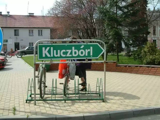 Czasami też sami mieszkańcy dla żartu &#8222;modyfikują&#8221; treść znaku drogowego. Na Rynku w Gorzowie Śląskim stała kieduś duża tablica, wskazująca kierowcom drogę do miejscowości &#8222;Kluczbór&#8221;. Chodziło oczywiście o Kluczbork, a żartownisie &#8222;k&#8221; na końcu nazwy zmienili na wykrzyknik i przykleili kreskę nad &#8222;o&#8221;.