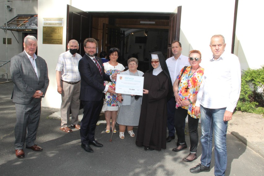 Siostry bernardynki dostały dotację na remont elewacji kościoła