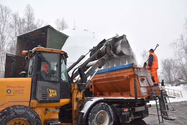 Pługopiaskarką RSK odśnieżamy drogę regionalną w Rybniku. To wojna z zimą.Zobacz kolejne zdjęcia. Przesuwaj zdjęcia w prawo - naciśnij strzałkę lub przycisk NASTĘPNE