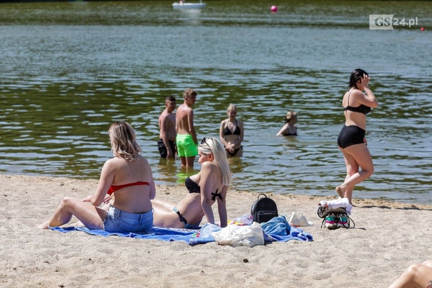 Pierwsi plażowicze na szczecińskich kąpieliskach. Pogoda sprzyja wypoczynkowi nad wodą. ZDJĘCIA