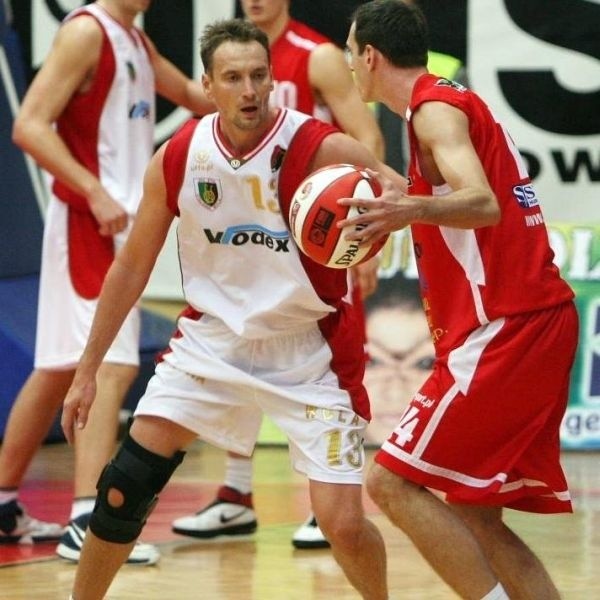 Roman Prawica (z lewej) grał w Stali Stalowa Wola, a teraz szkoli koszykarską młodzież.