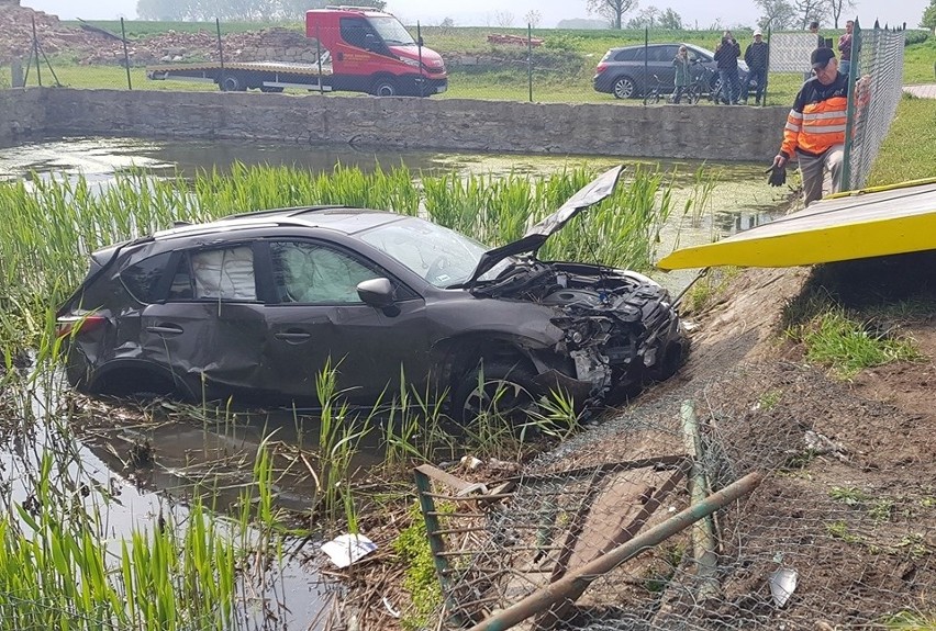Po wypadku samochód wpadł do zbiornika wodnego [ZDJĘCIA]