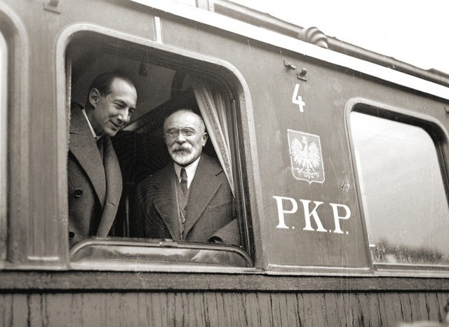 Beck i minister spraw zagranicznych Francji Barthou w oknie wagonu na dworcu w Krakowie, 1934 rok.