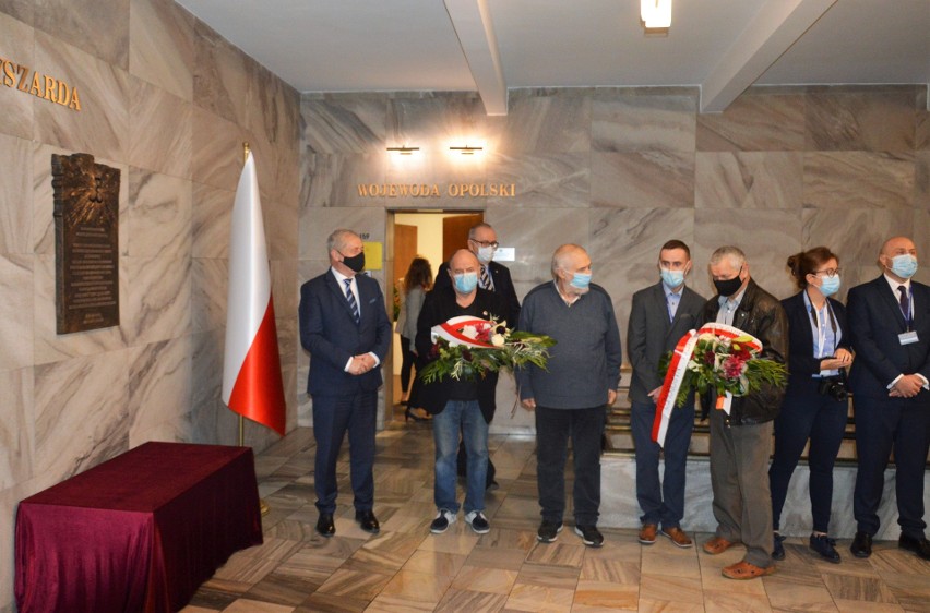50. rocznica wysadzenia auli WSP w Opolu. Kwiaty pod tablicą upamiętniającą braci Kowalczyków