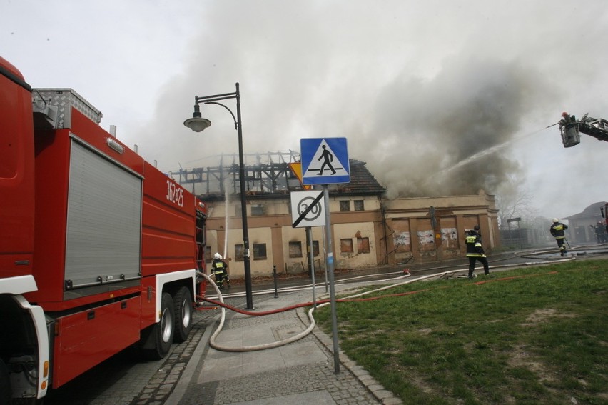 Wielki pożar w Legnicy. Przy ulicy Kartuskiej spłonęła była stolarnia PKP (ZDJĘCIA)