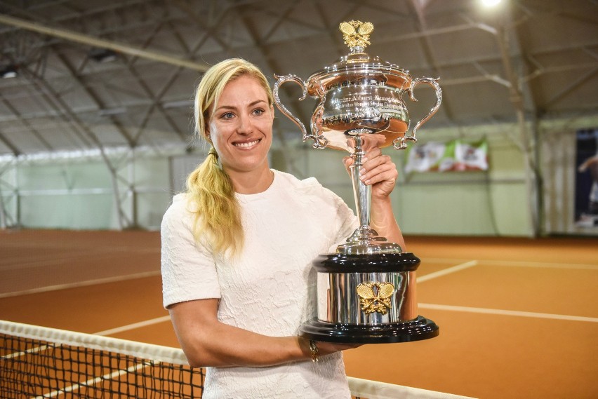 Angelique Kerber prezentuje puchar za zwycięstwo w...