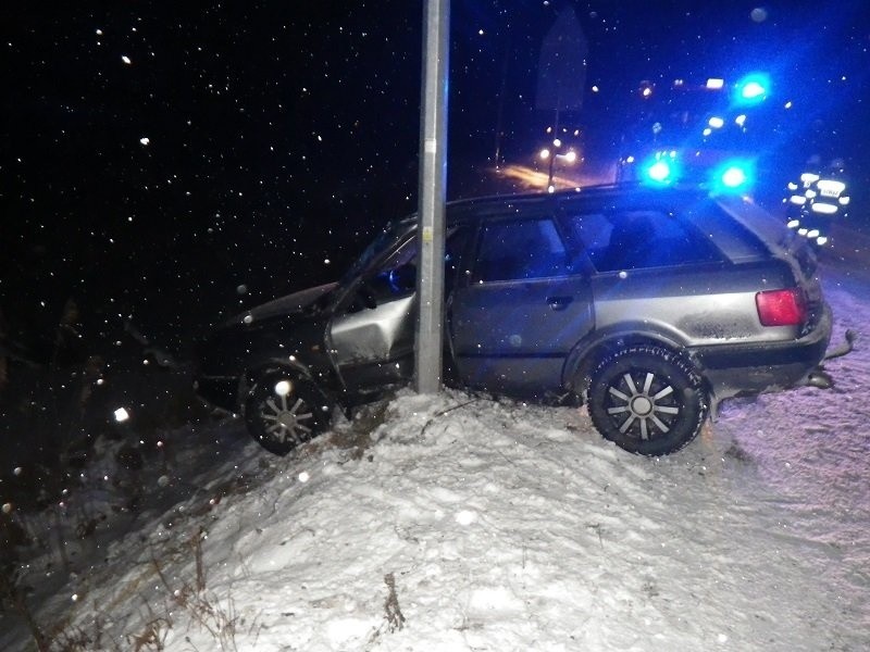 Popioły. Audi uderzyło w latarnię (zdjęcia)