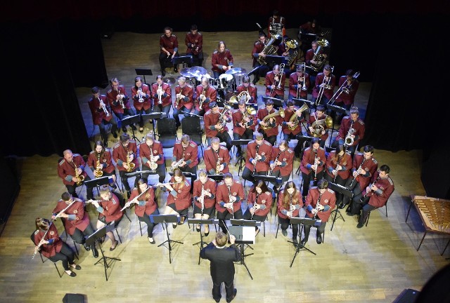 W piątek po południu rozpoczął się w Inowrocławiu jubileuszowy, 45. Ogólnopolski Festiwal Młodzieżowych Orkiestr Dętych. Niestety, deszczowa pogoda pokrzyżowała plany organizatorom imprezy. Orkiestry zamiast odbyć przemarsz ulicami miasta do Solanek, wprost z autokarów pomaszerowały do Teatru Miejskiego, gdzie pod dachem zagrały koncert inaugurujący festiwal. Przemarsz, w skróconej wersji, z teatru na Rynek odbył się wieczorem. Na Rynku podziwiano orkiestry podczas pokazu musztry paradnej.