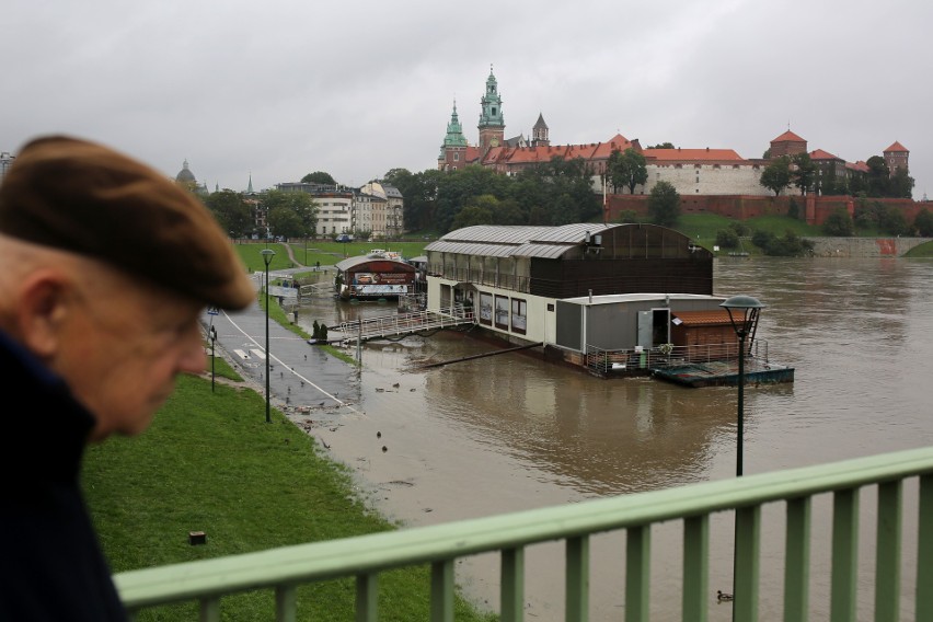 Alarm powodziowy w Małopolsce. Zalane Bulwary Wiślane w...