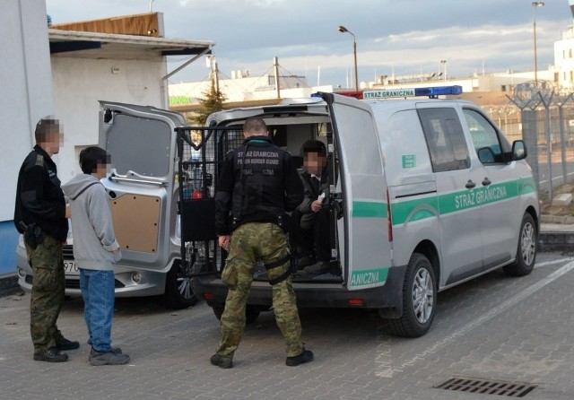 Dwaj obywatele Afganistanu najprawdopodobniej przekroczyli granicę ukryci w naczepie tira.