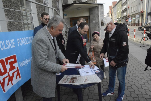 Kolejni opolanie składali podpisy pod projektem ustawy ws. renty wdowiej.