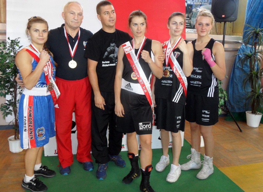 Aneta Rygielska (trzecia od prawej) z ekipą Pomorzanina...