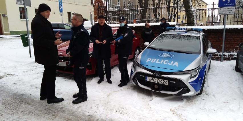Nowe radiowozy dla policjantów z Chełmży - dołożyły się do nich trzy gminy [zdjęcia]