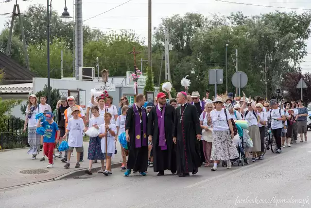 Pielgrzymów z Radomia w Niepokalanowie witał biskup Marek Solarczyk, później przewodniczył msze w tamtejszym sanktuarium.