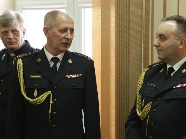 Starszy brygadier Grzegorz Młynarczyk (na pierwszym planie, z lewej) zastąpił na stanowisku szefa koneckich strażaków Romana Borunia (obok), który odszedł na emeryturę.