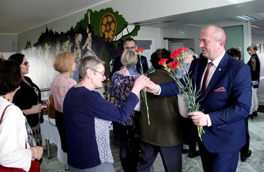 Burmistrz Andrzej Kasiura witał wchodzące panie kwiatami.