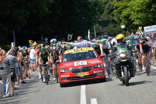 Skoda prowadzi w Tour de FranceLipiec w kolarskim kalendarzu oznacza zmagania na Tour de France. Od kilkunastu lat najważniejszej kolarskiej imprezie na świecie towarzyszą samochody Skoda. Czeska marka jest bowiem oficjalnym partnerem tego wydarzenia.fot. Skoda