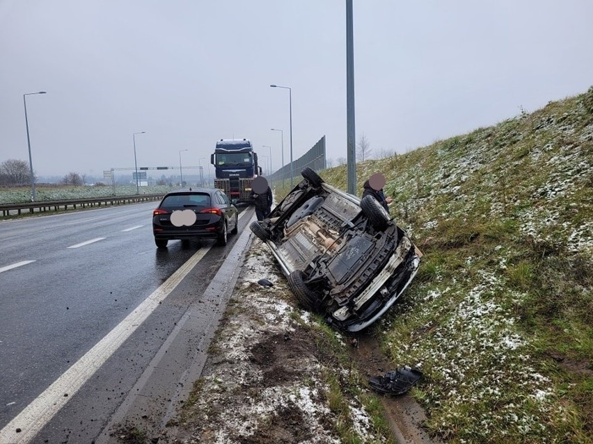 Wypadek w rejonie A4 pod Krakowem. Auto na dachu w rowie