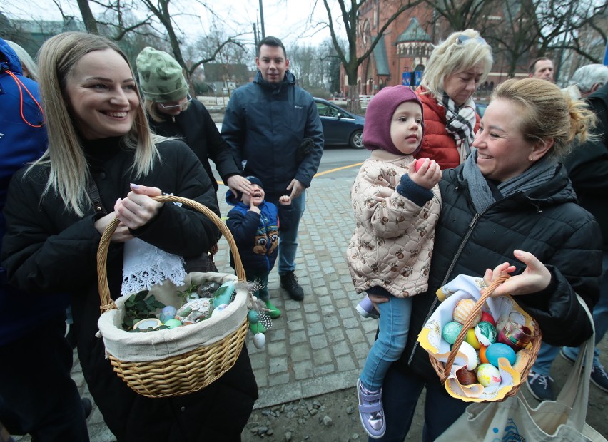 Święcenie pokarmów przed kościołem Najświętszego Serca Pana Jezusa w Szczecinie. W kościele to okres ciszy!