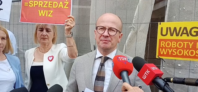 Wypowiedzi "dwójki" PiS w Poznaniu były przerywane przez działaczy Koalicji Obywatelskiej.