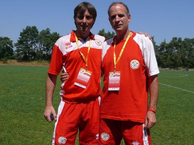 Andrzej Zapart (z prawej) z trenerem Polonii Argentyna Davidem Oczkowskim.