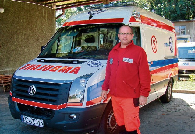 Kierownik pogotowia Piotr Wędzina przy nowym ambulansie