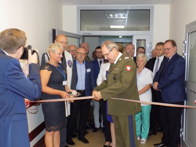 Wyremontowany blok operacyjny otwierał m.in. dyrektor Departamentu Wojskowej Służby Zdrowia gen. Stanisław Żmuda