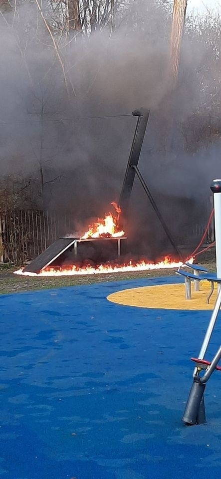 Do podpalenia jednego z urządzeń na placu zabaw w Czeladzi...