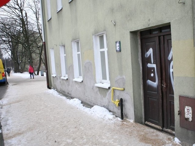 Mieszkańcy tej kamienicy boją się mieszkać po sąsiedzku z mężczyzną, który regularnie urządza u siebie alkoholowe libacje.   