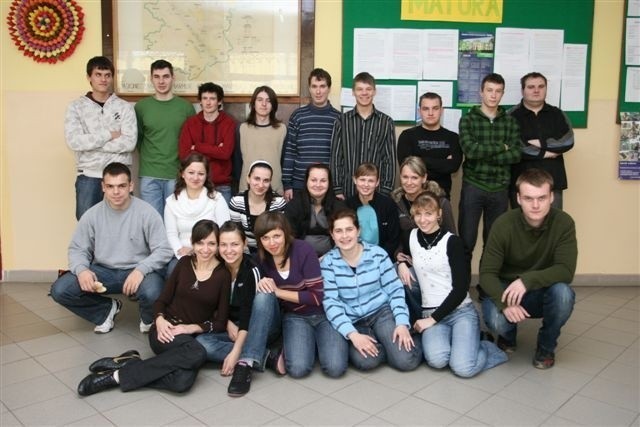 klasa III A z Liceum Ogólnokształcącego w Chęcinach