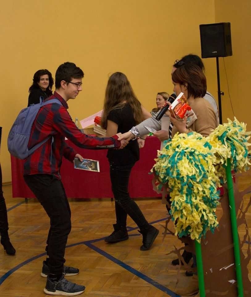 Były narodowe potrawy, tańce i karaoke, czyli Dzień Języków Obcych w liceum "Baczyńskiego"
