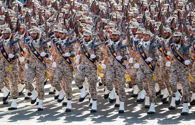 Członkowie Irańskiego Korpusu Strażników Rewolucji (IRGC) maszerują podczas corocznej defilady wojskowej z okazji rocznicy wybuchu wyniszczającej wojny z Irakiem w latach 1980–1988.