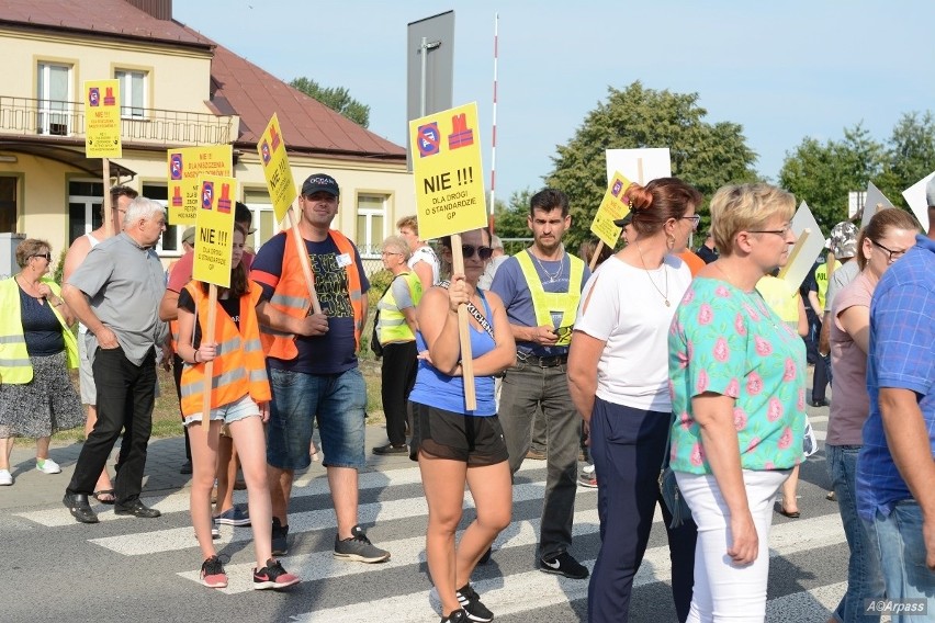 Kolejny strajk w Mniszewie. Mieszkańcy zablokowali drogę DK 79. Protestują przeciw jej przebudowie 