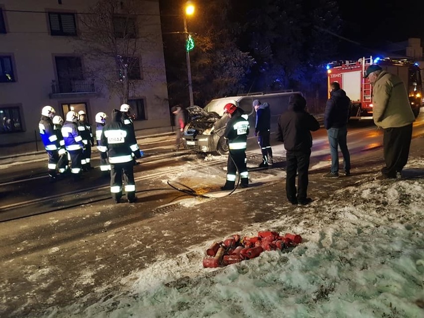 Słomniki. Pożar samochodu na drodze krajowej nr 7. Trasa była zablokowana w obu kierunkach [ZDJĘCIA]