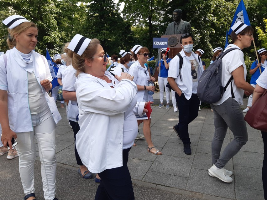 Protest pielęgniarek i położnych pod Sejmem 15 czerwca 2021...