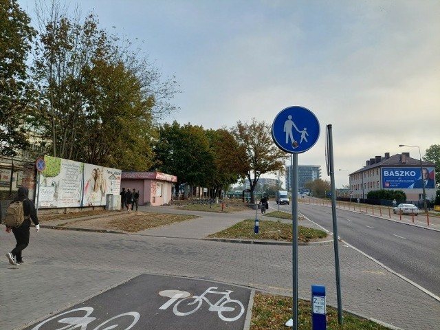 Od tego wjazdu poprowadzi nowa ścieżka rowerowa przy ul. Kolejowej